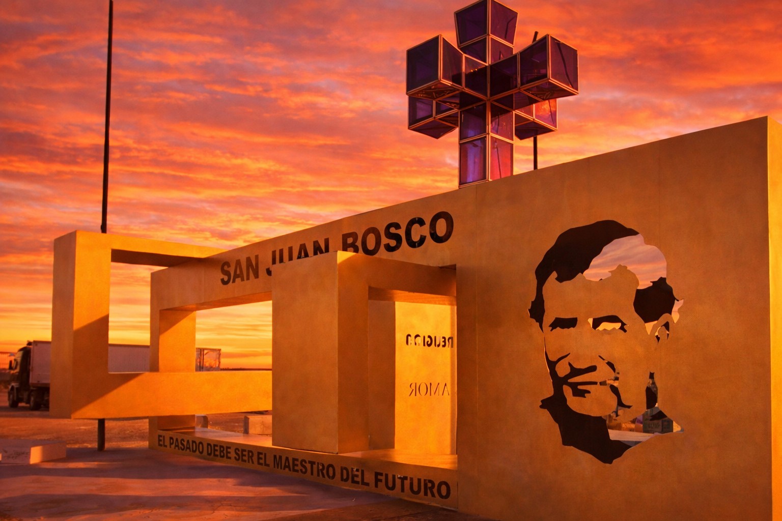 Imagen del monumento a don bosco en Fitz roy durante un atardecer previo a su inauguración