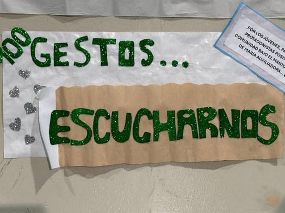 Centenario Colegio San José gesto escuchar