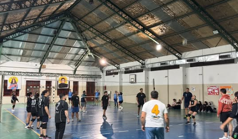 Centenario del Colegio San José: Padre Gustavo y Padre Natalino jugando vóley.