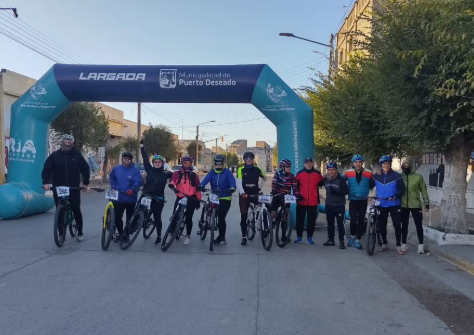 Largada de la Primera Competencia de Ciclismo Artémides Zatti en el arco municipal por el Centenario del Instituto San José.