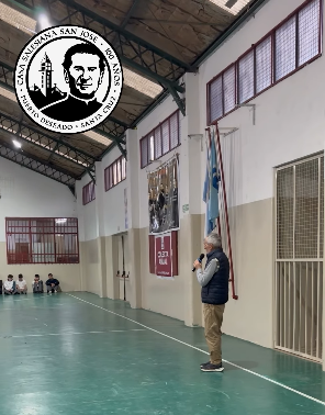 Padre Manuel hablando a los alumnos.
