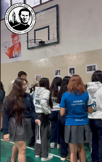 Alumnos de quinto año del Instituto Salesiano San José reunidos en el patio durante el saludo de los Buenos Días, realizando un minuto de silencio y reflexión pastoral.