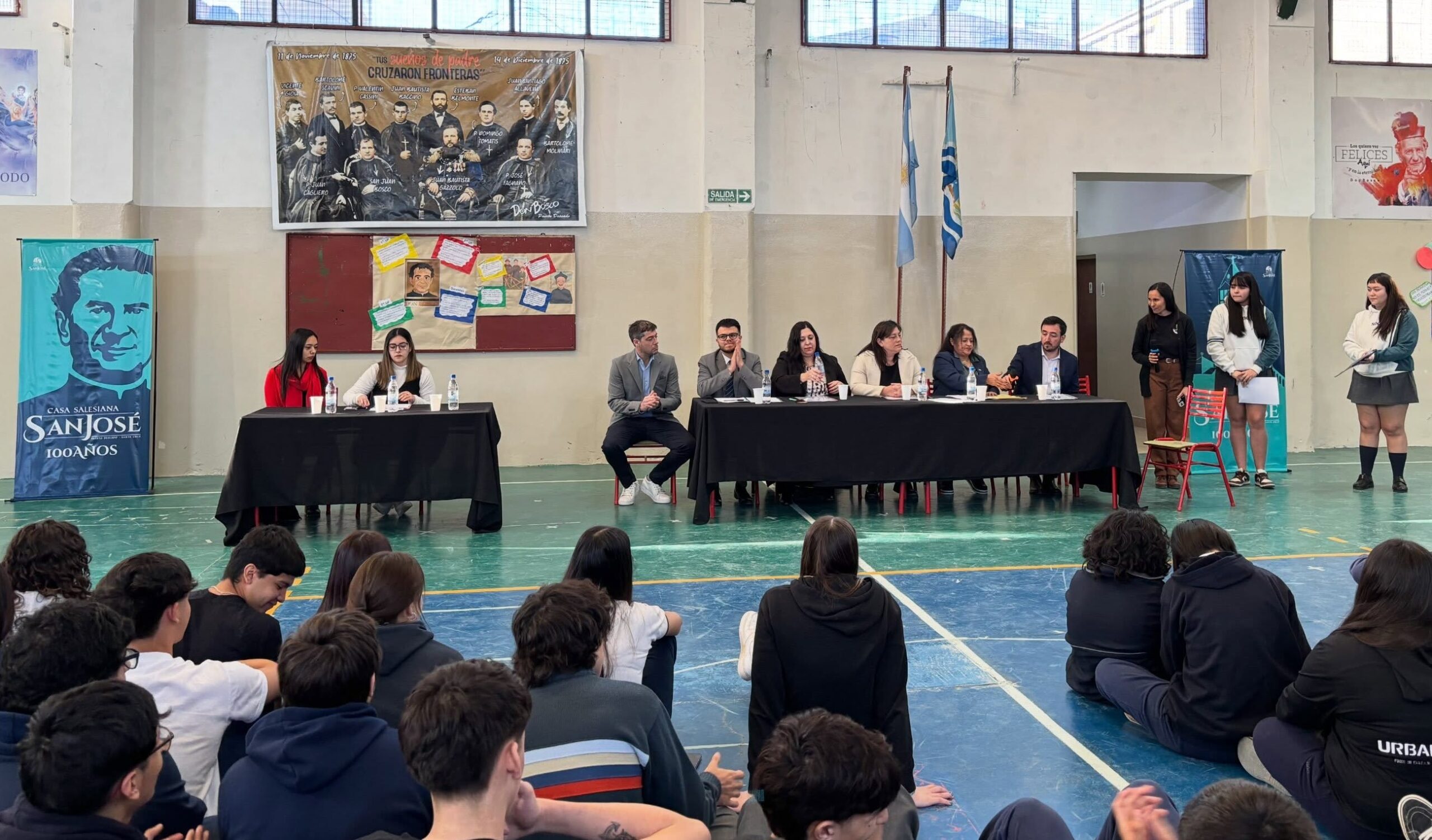 Intendente Juan Raúl Martínez y concejales de Puerto Deseado participando de la sesión especial en el salón del colegio salesiano San José.