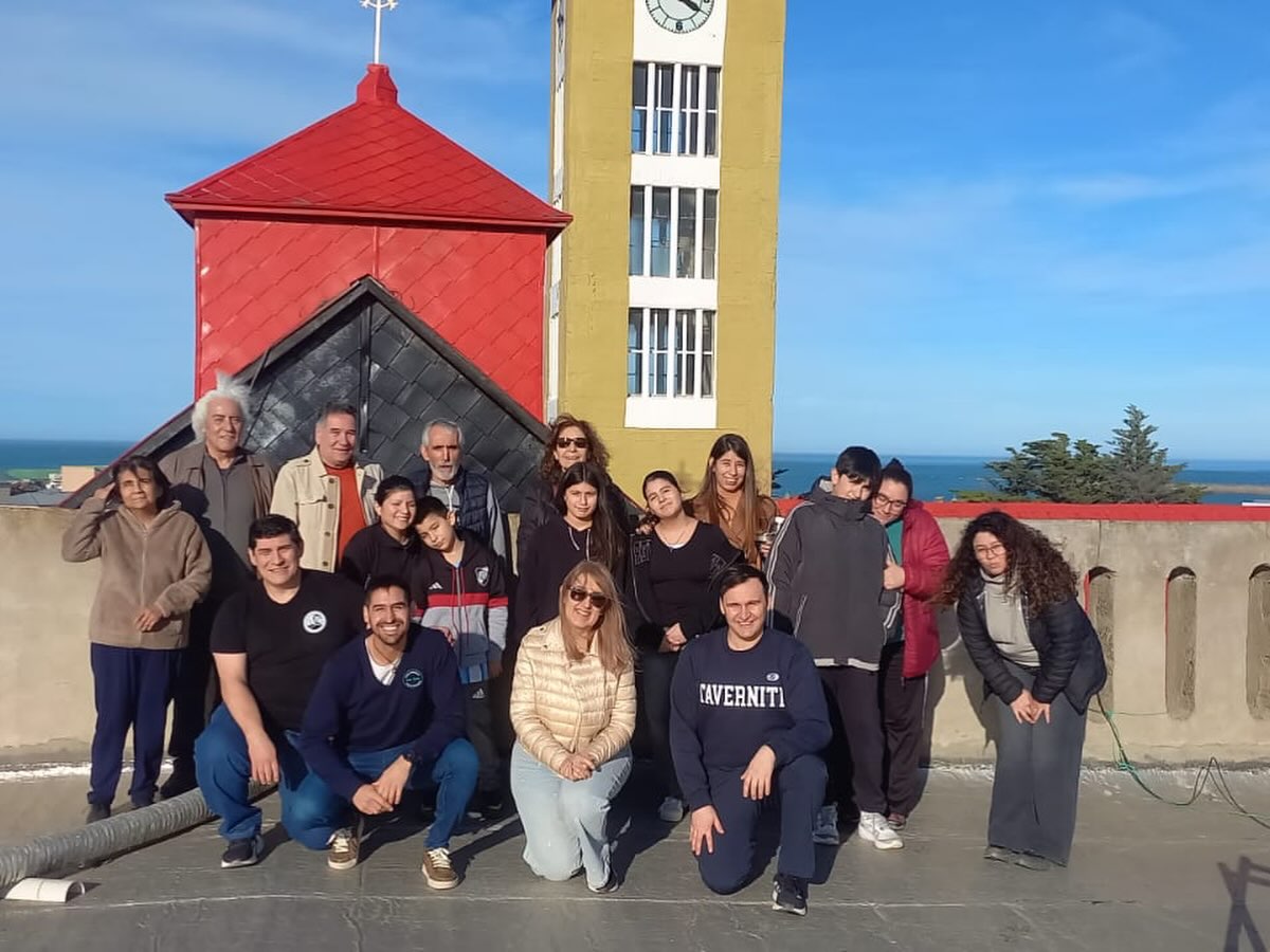 Exalumnos pupilos y primeras maestras guiando el recorrido histórico del Centenario del Colegio San José.
