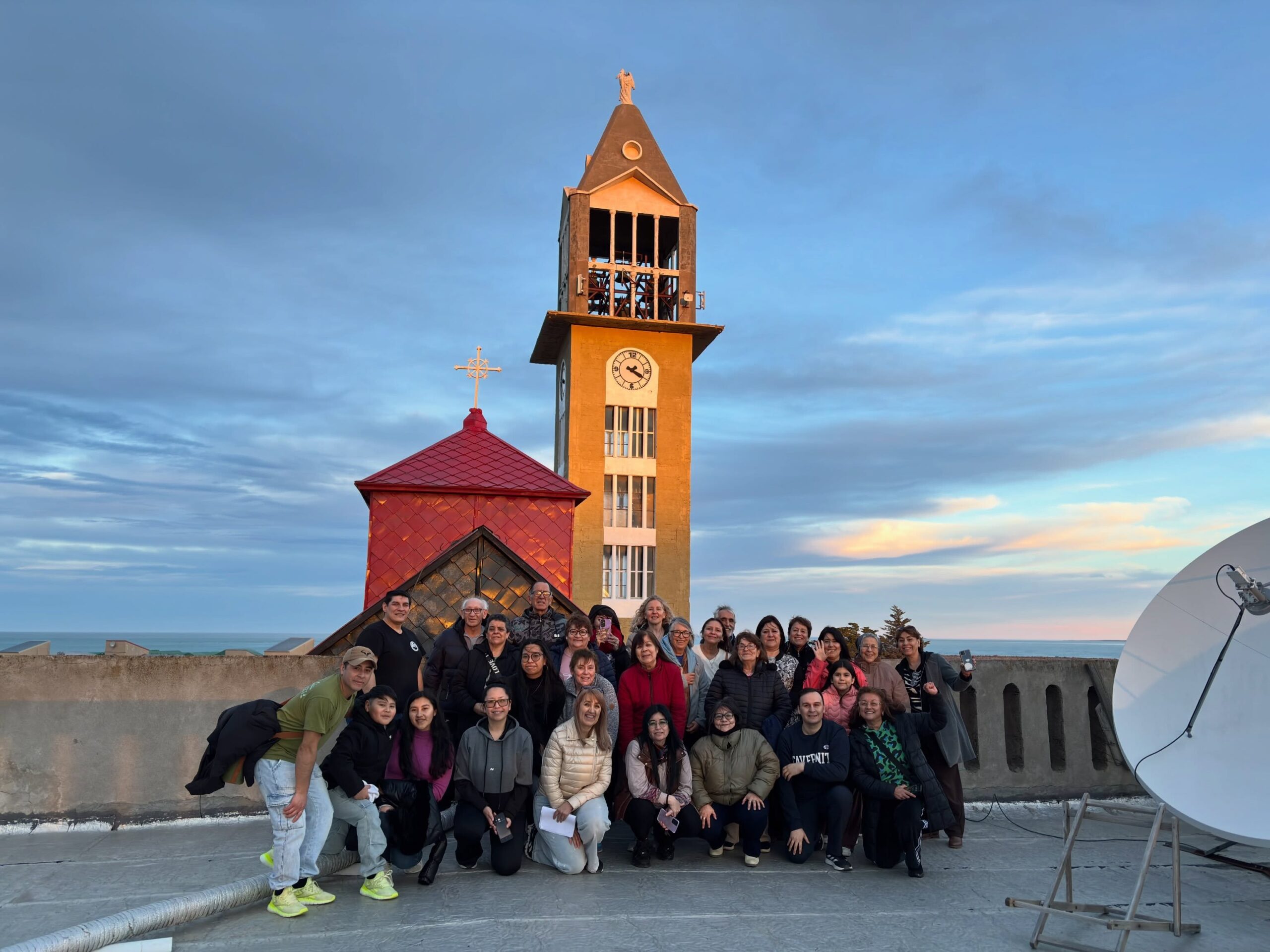 Exalumnos, docentes pioneros y visitantes participando de las Visitas Guiadas Centenario en la Parroquia Nuestra Señora de la Guardia de Puerto Deseado.