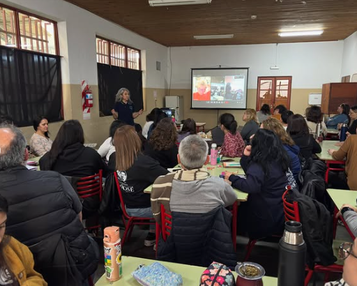 Docentes y directivos del Nivel Secundario del ISSJ participando activamente de la jornada de capacitación y actualización pedagógica.